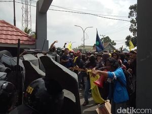 Beringasnya Demo Tolak Omnibus Law di Parepare: Gas Air Mata Vs Batu