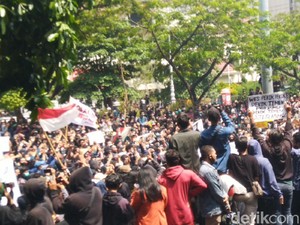 Massa Demo Omnibus Law Robohkan Pagar DPRD Jateng, Ada Korban Luka
