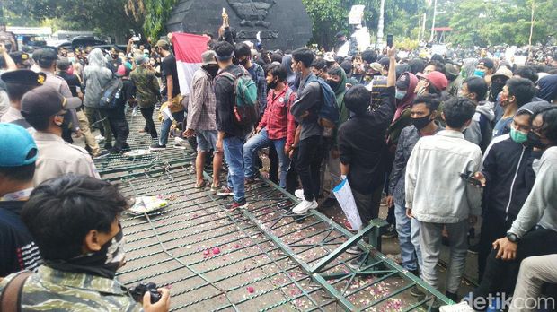 Demo Tolak Omnibus Law di Semarang. Massa merobohkan pagar kantor DPRD Jawa Tengah, Semarang, Rabu (7/10/2020).