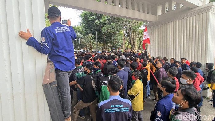 Demo tolak Omnibus Law di Sukabumi.