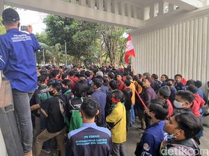 Massa Demo Tolak Omnibus Law Jebol Gerbang DPRD Sukabumi