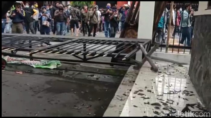 Demo tolak Omnibus Law di Tasikmalaya.