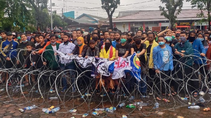 Demo Tolak UU Cipta Kerja di Padang.