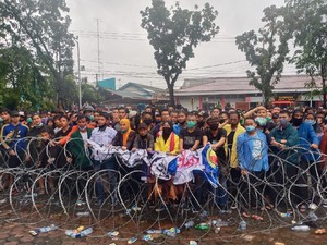 Unjuk Rasa Tolak UU Cipta Kerja di Padang Sempat Diwarnai Aksi Lempar Botol