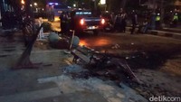 Adapun fasilitas yang dibakar merupakan kursi yang berada di trotoar. Kursi itu ditarik ke tengah dan dibakar massa.  Dony Indra Ramadhan/Detikcom.
