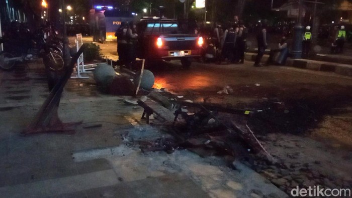 Demo tolak disahkannya UU Cipta Kerja di Bandung diwarnai ricuh. Sejumlah fasilitas umum mulai dari kursi hingga pot pun dirusak.