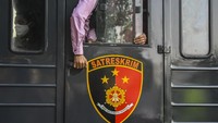 Massa ini bergerak dan membuat keonaran di kawasan Penjernihan Jakarta.