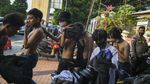 Mobil Polisi jadi Sasaran Aksi Tolak UU Omnibus Law di Jakarta