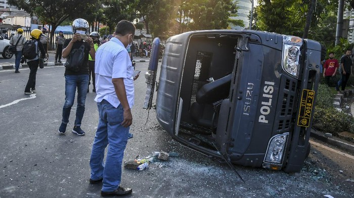 DEMO TOLAK UU OMNIBUS LAW RICUH Petugas mengamankan massa aksi tolak UU Omnibus Law Cipta Kerja di kawasan Palmerah, Jakarta, Rabu (7/10/2020). ANTARA FOTO/Galih Pradipta/foc.