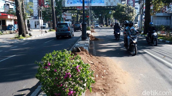 Sejumlah pot bunga di Jalan Ir H Djuanda (Dago) rusak. Diduga pot tersebut dirusak oleh masa aksi demo Omnibus Law Cipta Kerja, Selasa (6/10) malam.