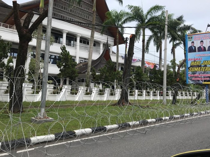 Gedung DPRD Sumbar dipagari kawat berduri, Rabu (7/10/2020).