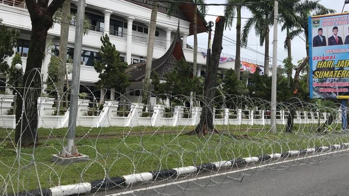 Gedung DPRD Sumbar dipagari kawat berduri, Rabu (7/10/2020).