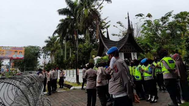 Polisi bersiaga di gedung DPRD Sumbar, Rabu (7/10/2020).