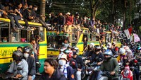 Aksi tersebut sebagai penolakkan atas pengesahan Undang-Undang Cipta Kerja oleh DPR.