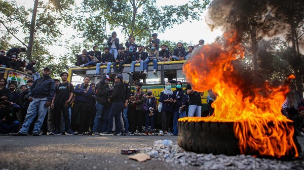 Duduki Bus-Bakar Ban, Mahasiswa Tangerang Tolak UU Ciptaker