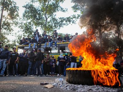Duduki Bus-Bakar Ban, Mahasiswa Tangerang Tolak UU Ciptaker