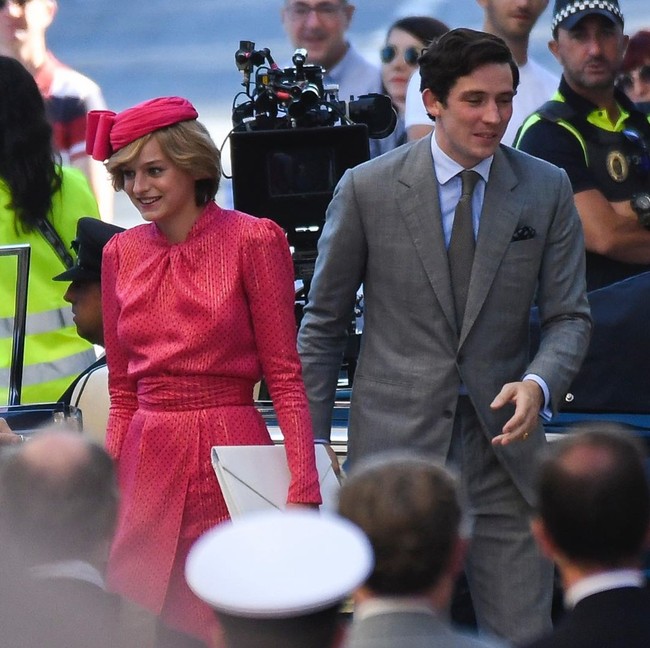 Inilah penampilan Emma Corrin saat menjadi putri Diana. Rambut gelapnya dicat pirang dan ditata seperti sang Putri sehingga penampilannya bisa seperti identik. Foto: Instagram