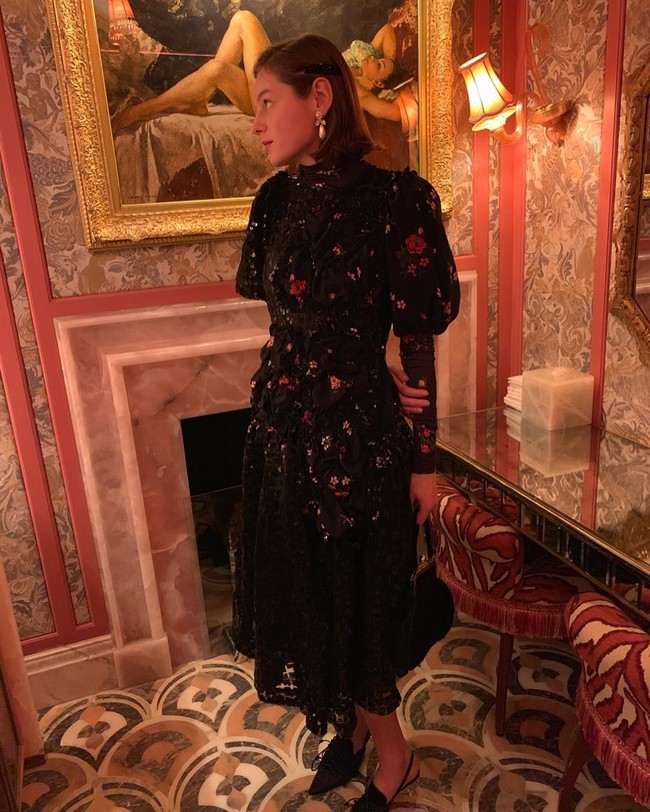 Pekerjaan sebelumnya adalah sebagai orang yang melipat underwear ke dalam kotak. Tidak disangka kini Emma mendapatkan salah satu peran utama di serial tentang kerajaan Inggris itu. Foto: Instagram