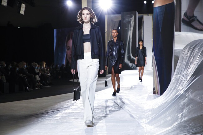 Hermes memilih untuk tetap menggelar peragaan yang disaksikan langsung oleh para tamu meskipun pandemi COVID-19 masih terjadi. Fashion show koleksi spring/summer 2020 dari Hermes  digelar dalam rangkaian Paris Fashion Week, Sabtu (3/10/2020). Foto: Vianney Le Caer/Invision/AP