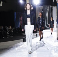 Hermes memilih untuk tetap menggelar peragaan yang disaksikan langsung oleh para tamu meskipun pandemi COVID-19 masih terjadi. Fashion show koleksi spring/summer 2020 dari Hermes  digelar dalam rangkaian Paris Fashion Week, Sabtu (3/10/2020). Foto: Vianney Le Caer/Invision/AP