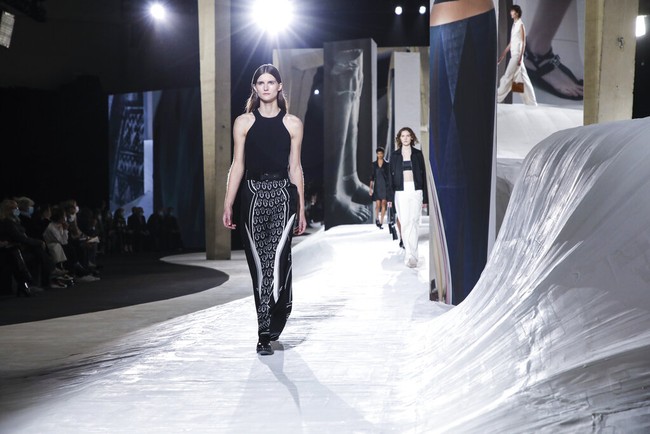 Hermes memilih untuk tetap menggelar peragaan yang disaksikan langsung oleh para tamu meskipun pandemi COVID-19 masih terjadi. Fashion show koleksi spring/summer 2020 dari Hermes  digelar dalam rangkaian Paris Fashion Week, Sabtu (3/10/2020).  Foto: Vianney Le Caer/Invision/AP