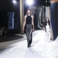 Hermes memilih untuk tetap menggelar peragaan yang disaksikan langsung oleh para tamu meskipun pandemi COVID-19 masih terjadi. Fashion show koleksi spring/summer 2020 dari Hermes  digelar dalam rangkaian Paris Fashion Week, Sabtu (3/10/2020).  Foto: Vianney Le Caer/Invision/AP