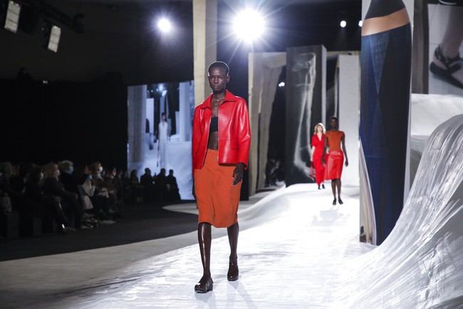 Hermes memilih untuk tetap menggelar peragaan yang disaksikan langsung oleh para tamu meskipun pandemi COVID-19 masih terjadi. Fashion show koleksi spring/summer 2020 dari Hermes  digelar dalam rangkaian Paris Fashion Week, Sabtu (3/10/2020).  Foto: Vianney Le Caer/Invision/AP