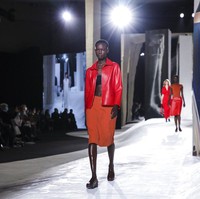 Hermes memilih untuk tetap menggelar peragaan yang disaksikan langsung oleh para tamu meskipun pandemi COVID-19 masih terjadi. Fashion show koleksi spring/summer 2020 dari Hermes  digelar dalam rangkaian Paris Fashion Week, Sabtu (3/10/2020).  Foto: Vianney Le Caer/Invision/AP