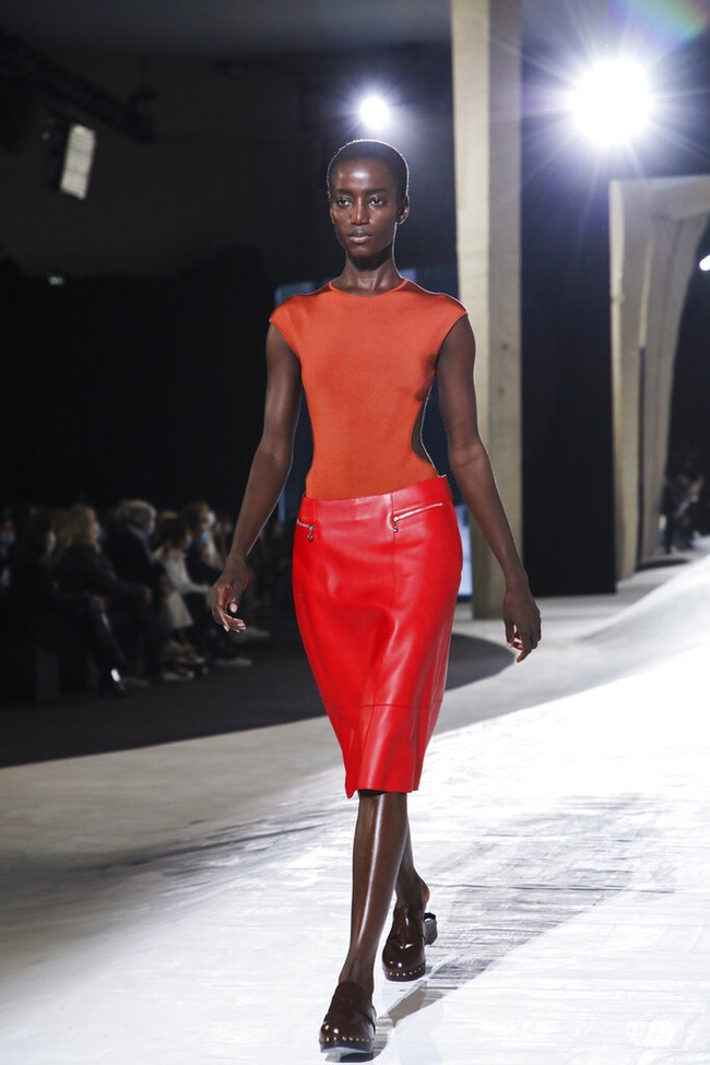 Hermes memilih untuk tetap menggelar peragaan yang disaksikan langsung oleh para tamu meskipun pandemi COVID-19 masih terjadi. Fashion show koleksi spring/summer 2020 dari Hermes  digelar dalam rangkaian Paris Fashion Week, Sabtu (3/10/2020).  Foto: Vianney Le Caer/Invision/AP
