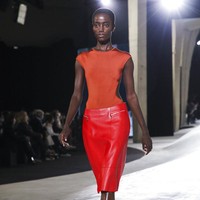Hermes memilih untuk tetap menggelar peragaan yang disaksikan langsung oleh para tamu meskipun pandemi COVID-19 masih terjadi. Fashion show koleksi spring/summer 2020 dari Hermes  digelar dalam rangkaian Paris Fashion Week, Sabtu (3/10/2020).  Foto: Vianney Le Caer/Invision/AP