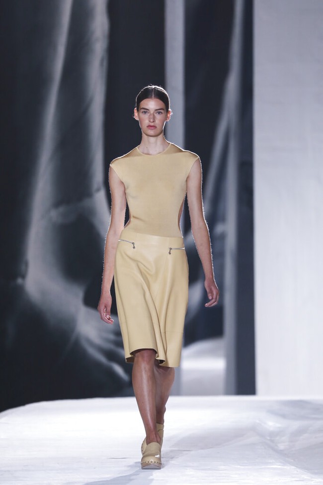 Hermes memilih untuk tetap menggelar peragaan yang disaksikan langsung oleh para tamu meskipun pandemi COVID-19 masih terjadi. Fashion show koleksi spring/summer 2020 dari Hermes  digelar dalam rangkaian Paris Fashion Week, Sabtu (3/10/2020). Foto: Vianney Le Caer/Invision/AP