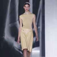 Hermes memilih untuk tetap menggelar peragaan yang disaksikan langsung oleh para tamu meskipun pandemi COVID-19 masih terjadi. Fashion show koleksi spring/summer 2020 dari Hermes  digelar dalam rangkaian Paris Fashion Week, Sabtu (3/10/2020). Foto: Vianney Le Caer/Invision/AP