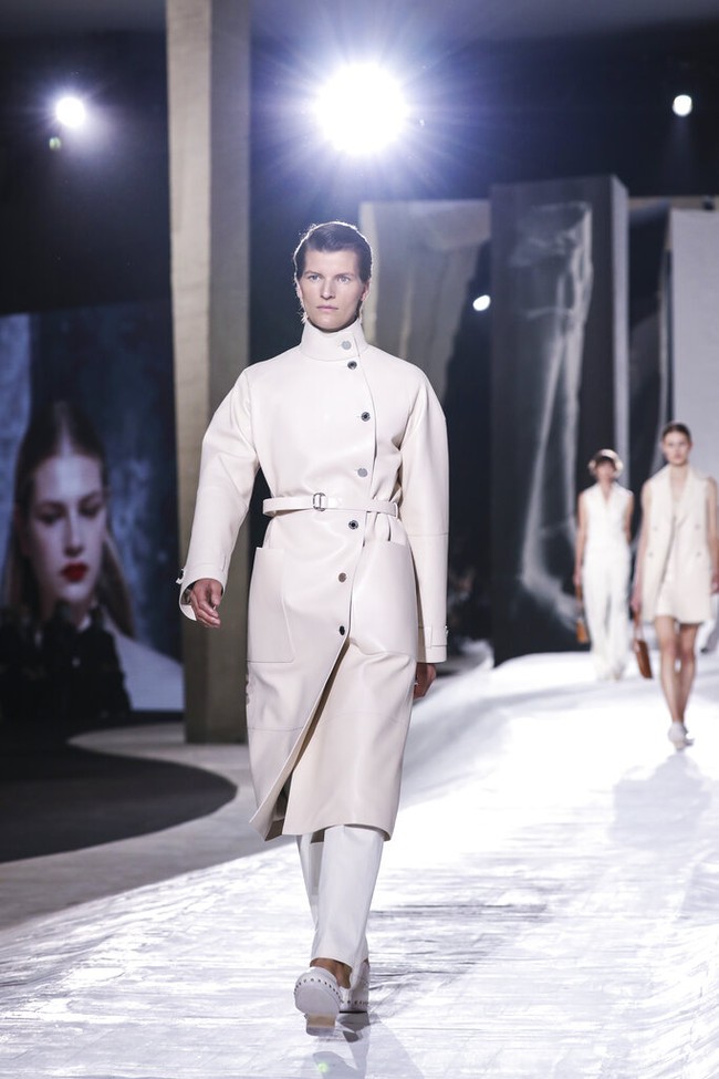 Hermes memilih untuk tetap menggelar peragaan yang disaksikan langsung oleh para tamu meskipun pandemi COVID-19 masih terjadi. Fashion show koleksi spring/summer 2020 dari Hermes  digelar dalam rangkaian Paris Fashion Week, Sabtu (3/10/2020).  Foto: Vianney Le Caer/Invision/AP