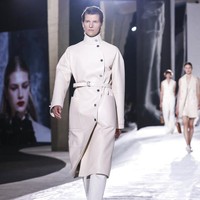 Hermes memilih untuk tetap menggelar peragaan yang disaksikan langsung oleh para tamu meskipun pandemi COVID-19 masih terjadi. Fashion show koleksi spring/summer 2020 dari Hermes  digelar dalam rangkaian Paris Fashion Week, Sabtu (3/10/2020).  Foto: Vianney Le Caer/Invision/AP