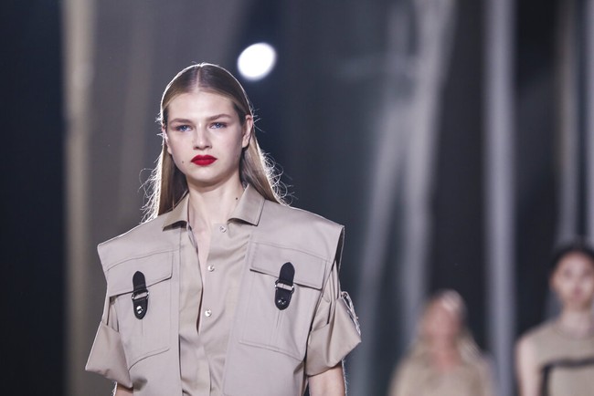 Hermes memilih untuk tetap menggelar peragaan yang disaksikan langsung oleh para tamu meskipun pandemi COVID-19 masih terjadi. Fashion show koleksi spring/summer 2020 dari Hermes  digelar dalam rangkaian Paris Fashion Week, Sabtu (3/10/2020).  Foto: Vianney Le Caer/Invision/AP