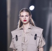 Hermes memilih untuk tetap menggelar peragaan yang disaksikan langsung oleh para tamu meskipun pandemi COVID-19 masih terjadi. Fashion show koleksi spring/summer 2020 dari Hermes  digelar dalam rangkaian Paris Fashion Week, Sabtu (3/10/2020).  Foto: Vianney Le Caer/Invision/AP