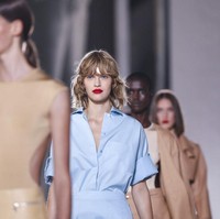 Hermes memilih untuk tetap menggelar peragaan yang disaksikan langsung oleh para tamu meskipun pandemi COVID-19 masih terjadi. Fashion show koleksi spring/summer 2020 dari Hermes  digelar dalam rangkaian Paris Fashion Week, Sabtu (3/10/2020).  Foto: Vianney Le Caer/Invision/AP