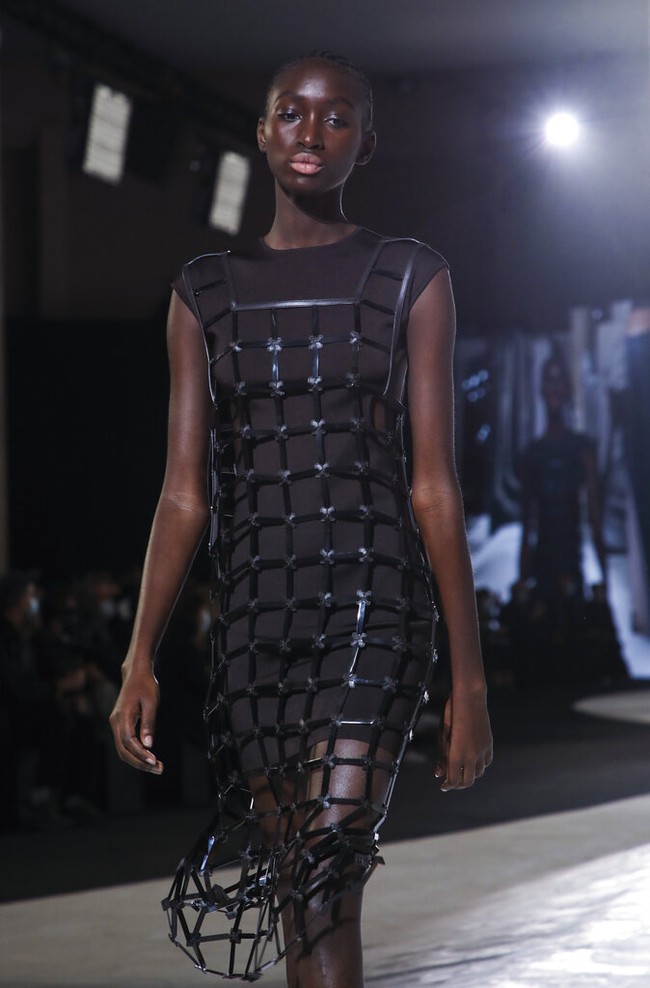 Hermes memilih untuk tetap menggelar peragaan yang disaksikan langsung oleh para tamu meskipun pandemi COVID-19 masih terjadi. Fashion show koleksi spring/summer 2020 dari Hermes  digelar dalam rangkaian Paris Fashion Week, Sabtu (3/10/2020).  Foto: Vianney Le Caer/Invision/AP