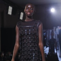 Hermes memilih untuk tetap menggelar peragaan yang disaksikan langsung oleh para tamu meskipun pandemi COVID-19 masih terjadi. Fashion show koleksi spring/summer 2020 dari Hermes  digelar dalam rangkaian Paris Fashion Week, Sabtu (3/10/2020).  Foto: Vianney Le Caer/Invision/AP