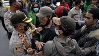 Sejumlah mahasiswa Universitas Islam Negeri (UIN) Makassar terlibat saling dorong dengan aparat kepolisian saat berunjuk rasa, di depan kampus UIN Alauddin, Makassar, Sulawesi Selatan, Selasa (6/10/2020). ANTARA FOTO/Abriawan Abhe  