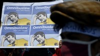 Sejumlah buruh dan mahasiswa yang tergabung dalam Front Perjuangan Rakyat (FPR) berunjuk rasa, di depan kantor DPRD Sulsel, Makassar, Sulawesi Selatan, Selasa (6/10/2020). ANTARA FOTO/Abriawan Abhe  