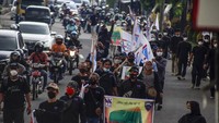 Sejumlah buruh yang tergabung dalam Persaudaraan Pekerja Muslim Indonesia (PPMI) melakukan aksi jalan kaki di Jalan Raya Bogor, Cibinong, Kabupaten Bogor, Jawa Barat, Selasa (6/10/2020). ANTARA FOTO/Yulius Satria Wijaya  