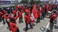 Sejumlah buruh yang tergabung dalam Konfederasi Persatuan Buruh Indonesia disingkat KP-KPBI melakukan aksi tolak UU Omnibus Law Cipta Kerja di kawasan Tanjung Priok, Jakarta, Selasa (6/10/2020). ANTARA FOTO/Muhammad Adimaja  