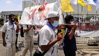 Sejumlah buruh melakukan aksi teatrikal di kawasan MM 2100, Cikarang, Kabupaten Bekasi, Jawa Barat, Selasa (6/10/2020). ANTARA FOTO/ Fakhri Hermansyah  