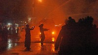 Sejumlah personel Polisi Anti Huru-hara (PHH) Polda Banten dibantu kendaraan taktis water cannon melepas tembakan gas air mata saat membubarkan aksi unjuk rasa yang menolak pengesahan Omnibus Law Undang-undang Cipta Kerja di Ciceri di Serang, Selasa (6/10/2020) malam. ANTARA FOTO/Asep Fathulrahman  