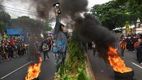 Ratusan mahasiswa dan buruh yang tergabung dalam Aliansi Rakyat Bersatu berunjuk rasa menolak pengesahan Omnibus Law Undang-undang Cipta Kerja, di Alun-alun Serang, Banten, Selasa (6/10/2020). ANTARA FOTO/Asep Fathulrahman