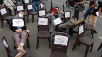 Aksi teatrikal yang menggambarkan suasana gedung DPR RI saat pengesahan UU Cipta Kerja tersebut merupakan bentuk protes mahasiswa terhadap pengesahan UU Cipta Kerja, Selasa (6/10/2020). ANTARA FOTO/Muhammad Iqbal  