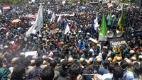 Pengunjuk rasa beraksi di depan kantor DPRD Provinsi Lampung, Lampung, Rabu (7/10/2020). Mereka mendesak agar Undang-Undang Omnibus Law atau Cipta Kerja dicabut karena dinilai hanya berpihak kepada pengusaha dan merugikan buruh dan pekerja. ANTARA FOTO/Ardiansyah  