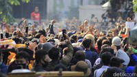 Diketahui, sebelumnya kerumunan massa sempat terbagi menjadi dua tempat. aksi unjuk rasa menolak disahkannya UU Cipta Kerja tak hanya terjadi di depan Gedung DPRD Jawa Barat, tetapi juga digelar di depan Gedung Sate.