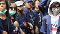 Sejumlah mahasiswa tampak mengenakan masker saat ikut serta dalam aksi unjuk rasa tersebut. Namun ada pula mahasiswa lain yang tak mengenakan masker maupun mengenakan masker tak menutupi hidung.